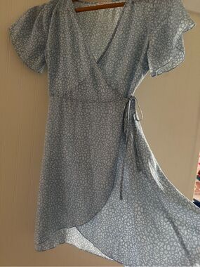 ROMWE Light Blue Floral Tie-Waist Wrap Dress M Leopard Print Casual Spring
